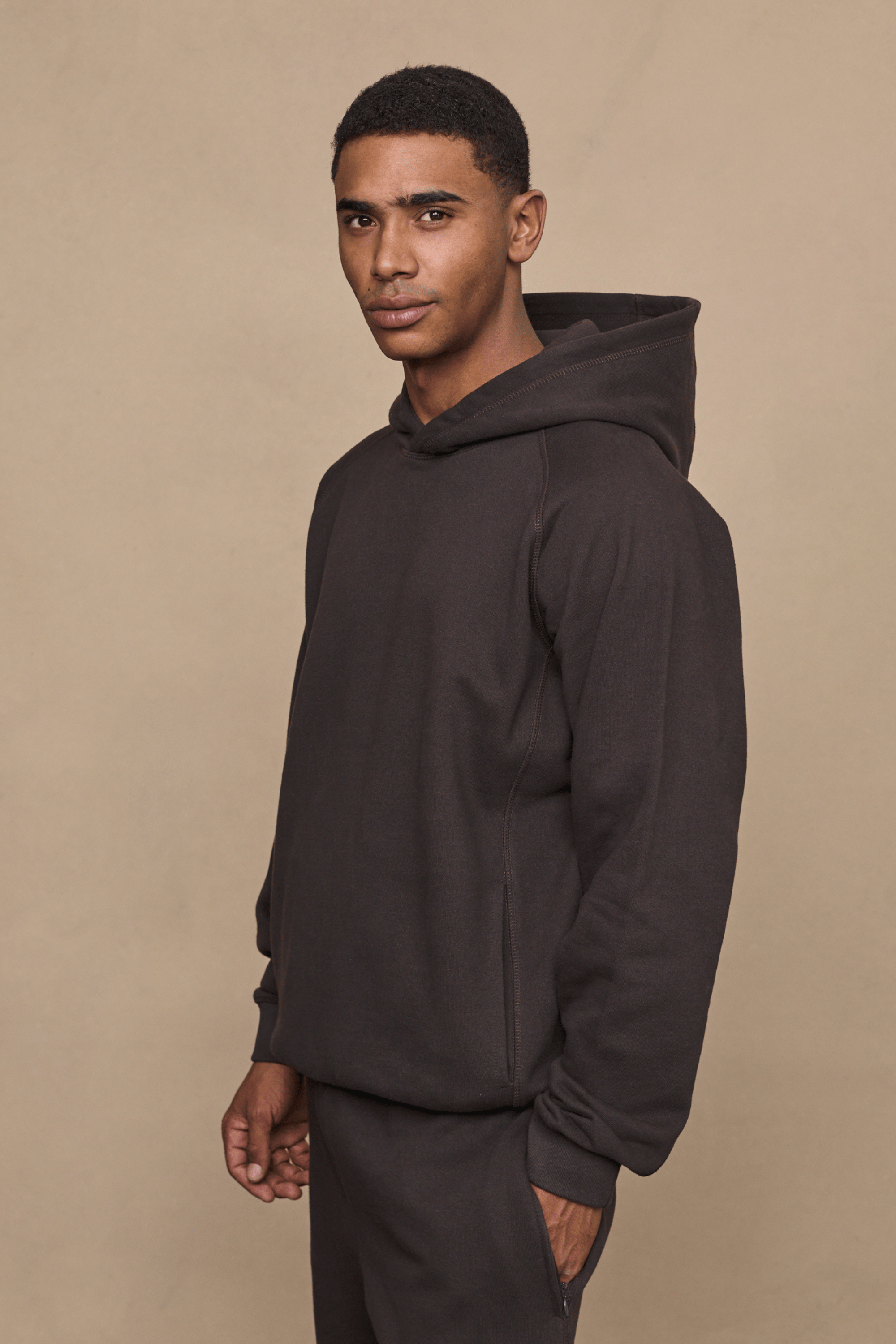 Men’s heavyweight cotton blend hoodie in dark brown with raglan sleeves by Raith