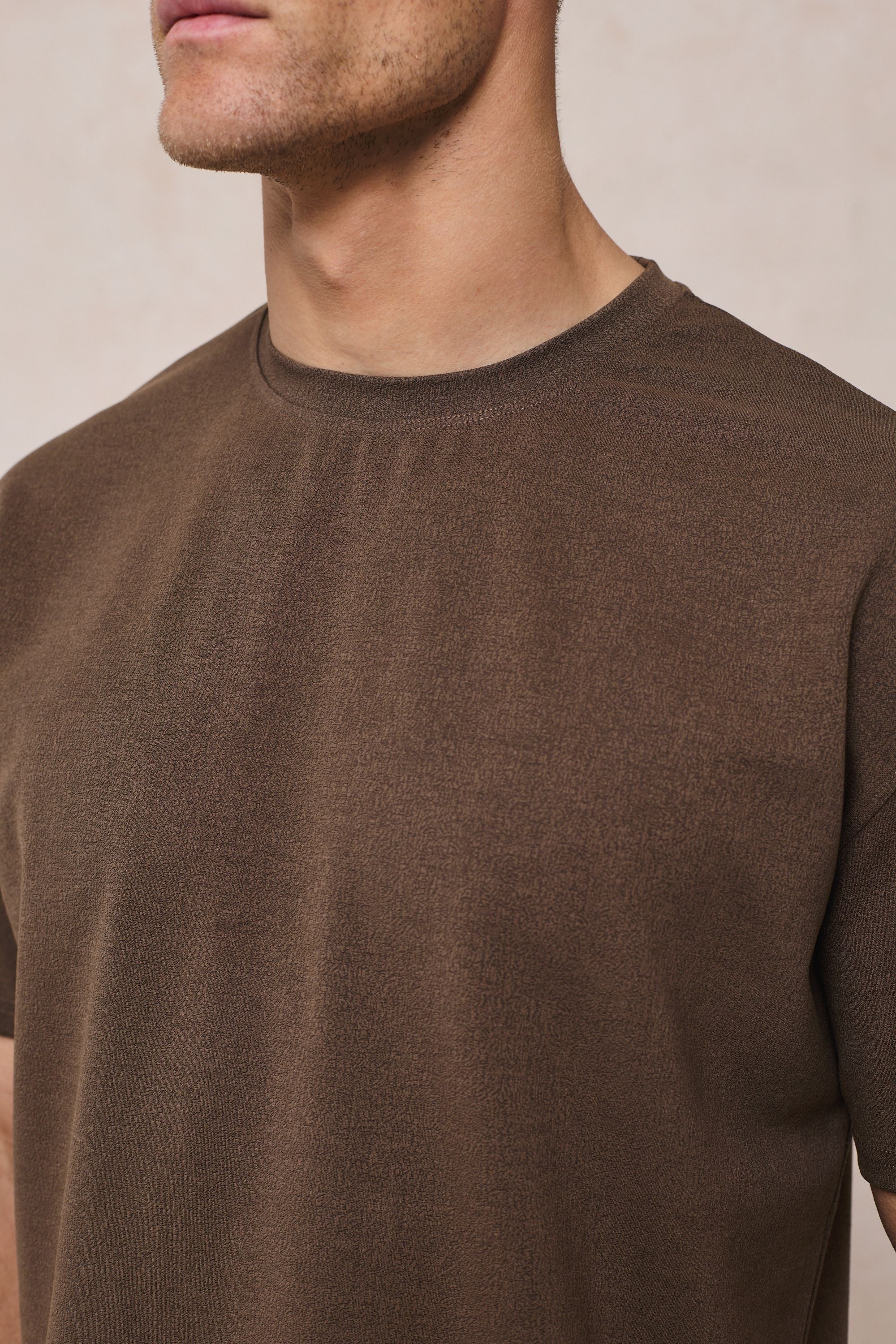 Tomas T-shirt met ronde hals en kreukels - Donkerbruin