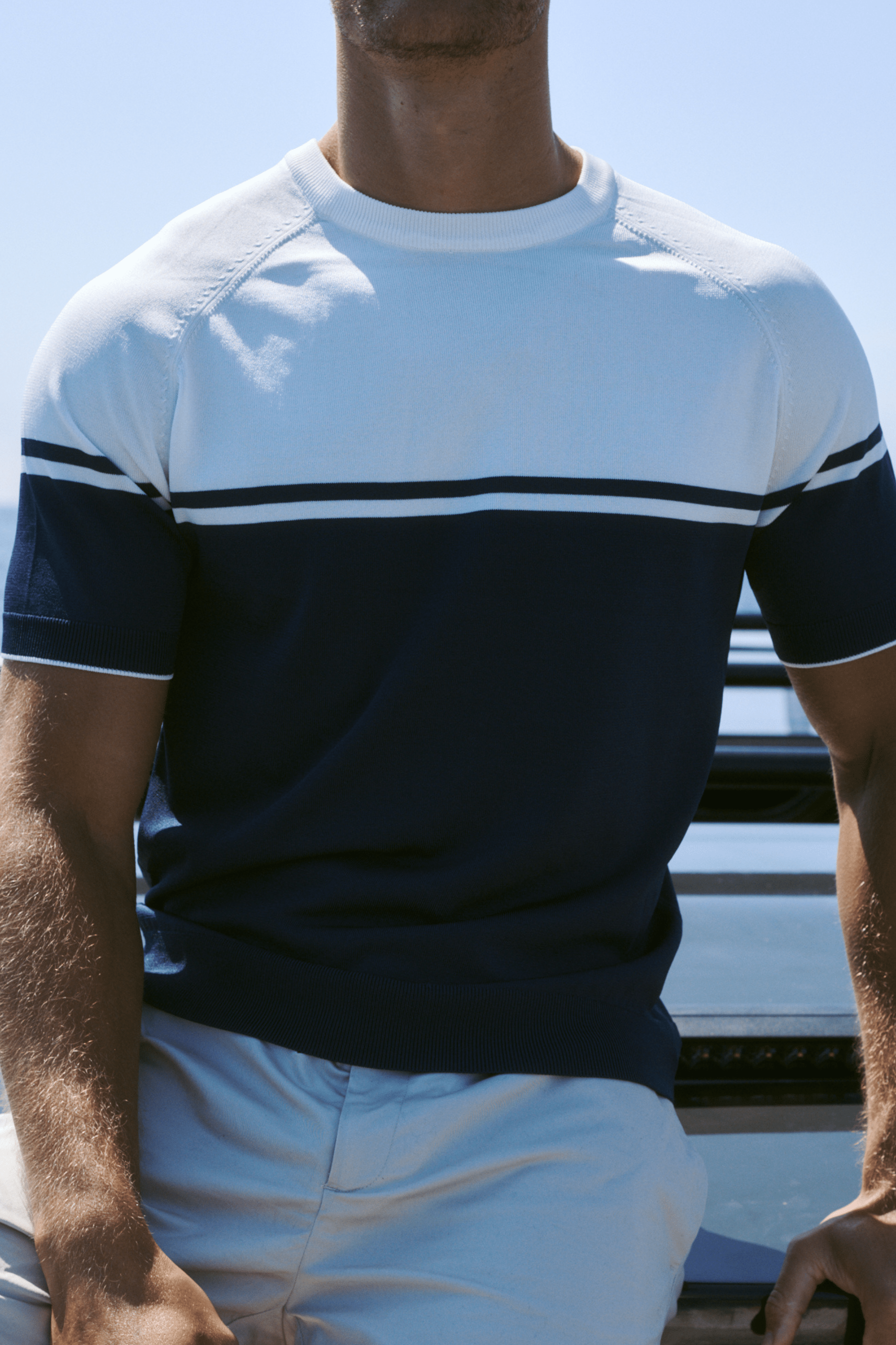 Riera Colour Block gebreid T-shirt met ronde hals - Marineblauw/Ecru 