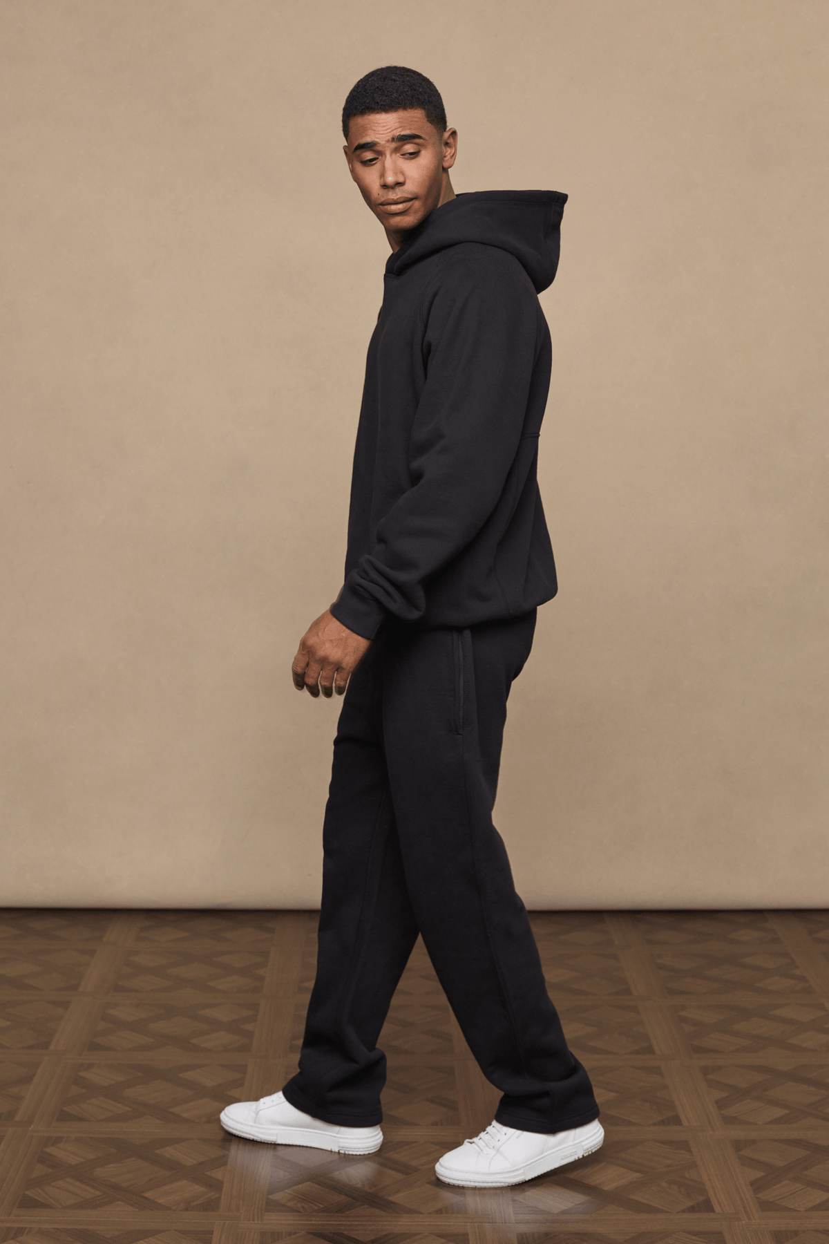 Men’s heavyweight cotton blend joggers in black with straight leg fit by Raith
