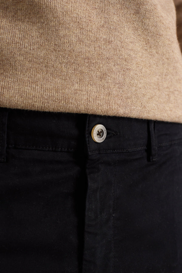 Lucas Chino met taps toelopende pijpen van stretchkeperstof - Zwart 